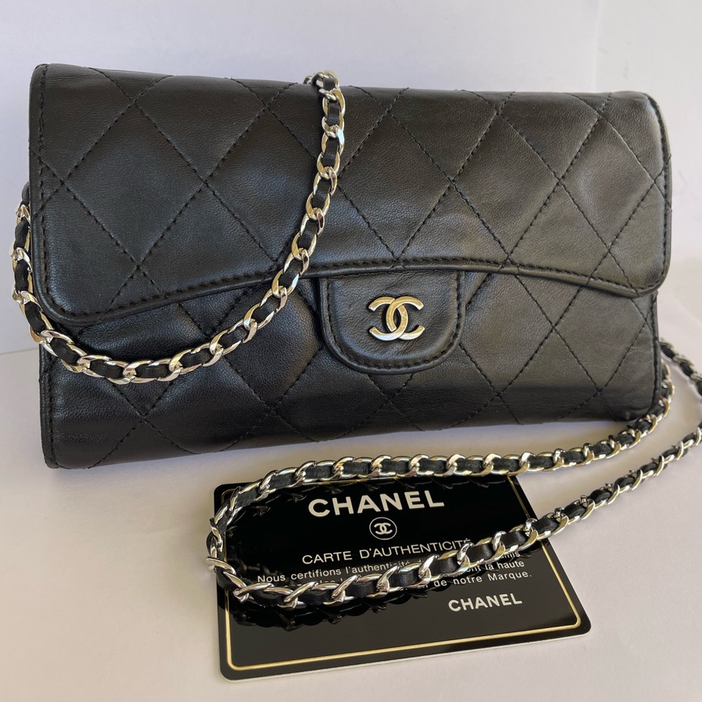 CHANEL Black Quilted Leather crossbody Wallet with Chain
